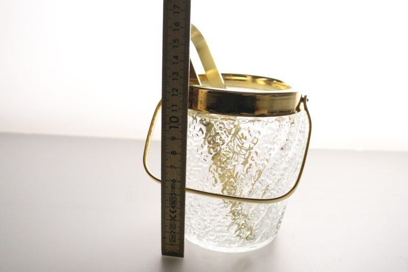 Ishink med tång, glas och metall