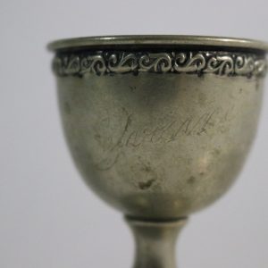 Vintage äggkopp i metall med dekorativ kant