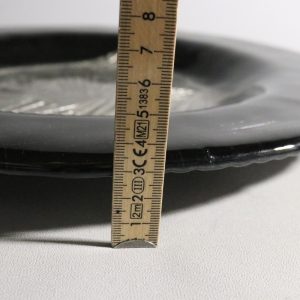 Kristallskål, handgjord från Magnor glasfabrik. Svart med silver. 36cm diameter