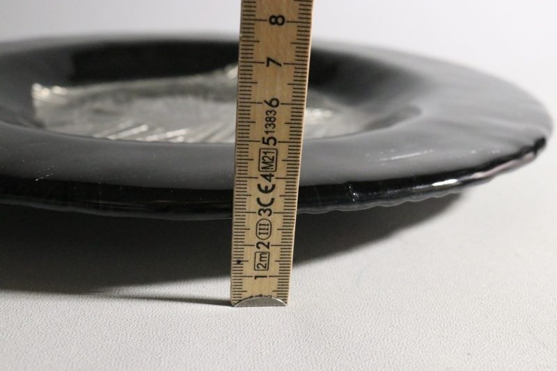 Kristallskål, handgjord från Magnor glasfabrik. Svart med silver. 36cm diameter