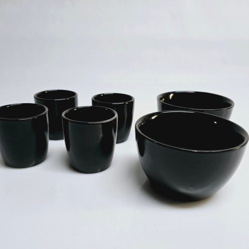 Elegant svart set med koppar och skålar – stilren design