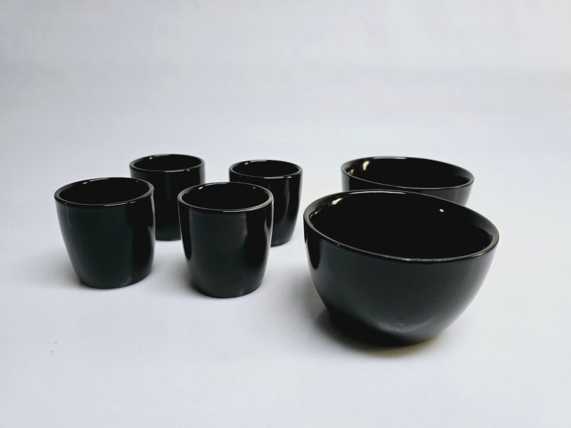 Elegant svart set med koppar och skålar – stilren design