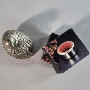 Vaktelformad  pepparshaker i nysilver och ett pasr droppstopp ringar