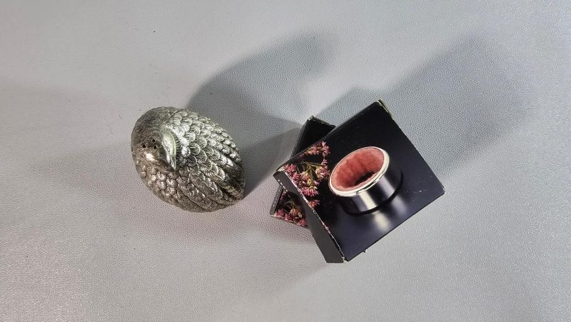 Vaktelformad  pepparshaker i nysilver och ett pasr droppstopp ringar