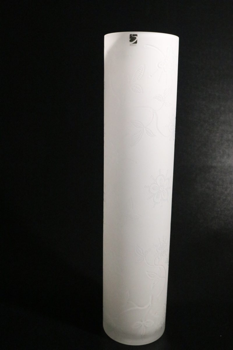 Lång vas i vitt frostat glas, SEA glasbruk, 41cm