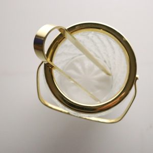 Ishink med tång, glas och metall