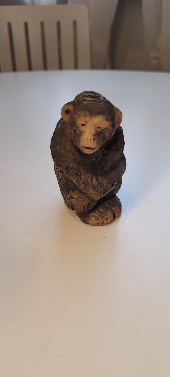 FIGURIN, APA, TILGMANS KERAMIK