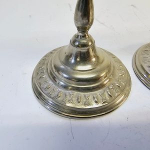 Elegant Silverfärgade Ljusstakar - Tidlös Charm för Din Inredning