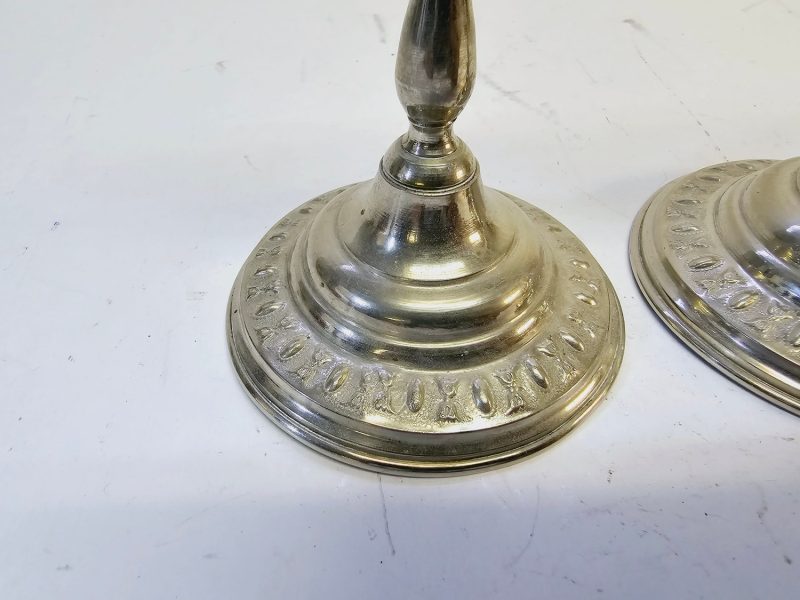Elegant Silverfärgade Ljusstakar - Tidlös Charm för Din Inredning