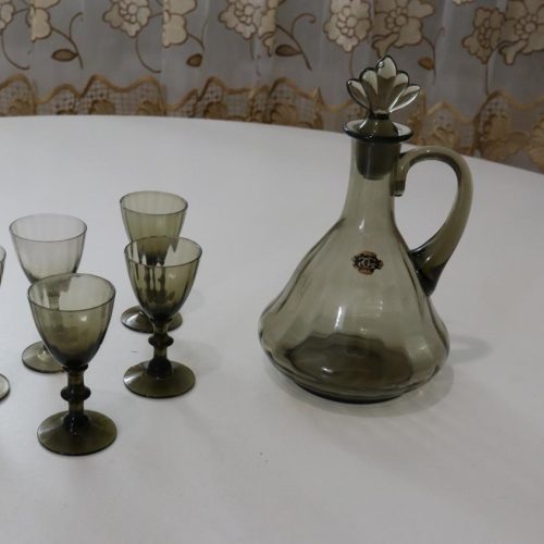 Karaff med 5 glas, troligen Johanfors glasbruk, rökfärgat glas