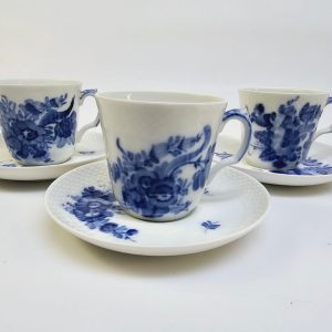 Klassiska Blåblommiga Koppar från Royal Copenhagen – Set om Tre