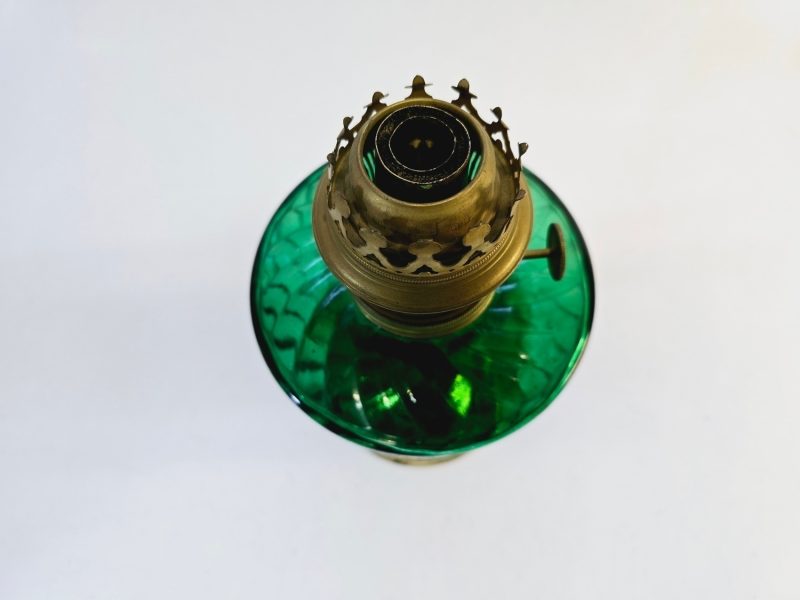 Oljelampa i grönt glas och mässing – 25 cm hög