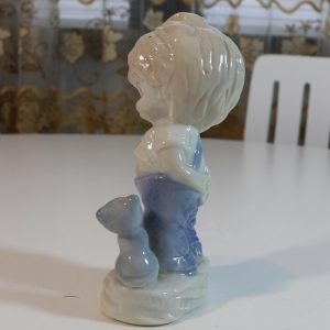Porslinfigur, barn med kattunge - 12cm