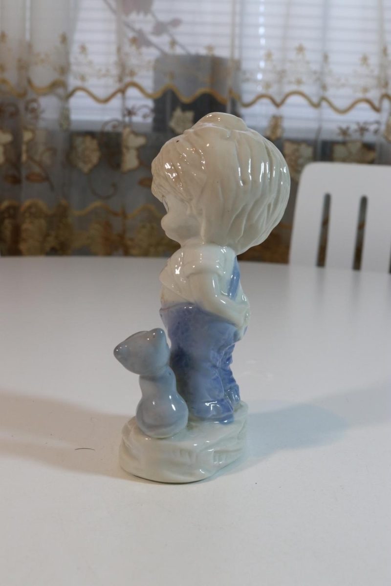 Porslinfigur, barn med kattunge - 12cm