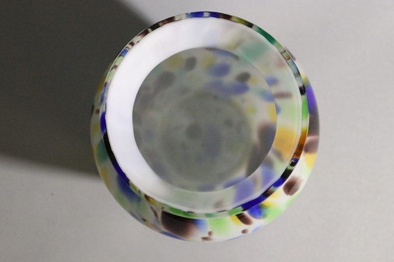 Färgsprakande Glasvas – 12 cm – Modern Design med Livfulla Mönster