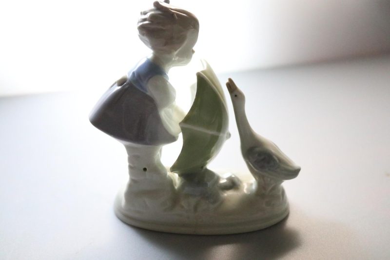 Figurin, flicka med paraply och gås märkt: hand painted 1839, under glaze 10