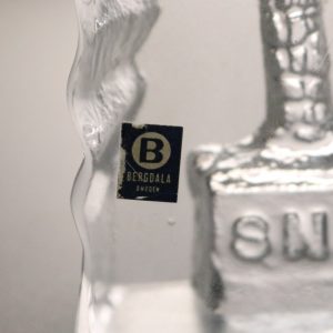 Glasskulptur “Snapphanen” av Thore Brogårdh - Bergdala glasbruk