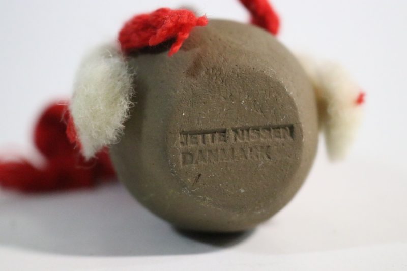 Charmig handgjord tomte från Jette Nissen, Danmark – 11,5 cm hög