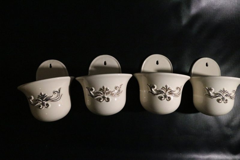 Set med 4 dekorativa keramiska väggkrukor – tidlös elegans