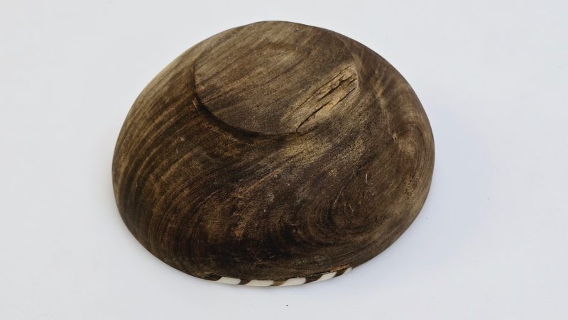 Handgjord Träskål med Dekorativa Detaljer - 10 cm i Diameter