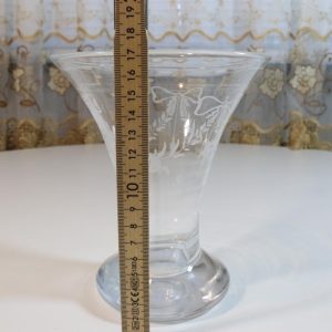 Trumpetformad vas, etsad dekor, glas