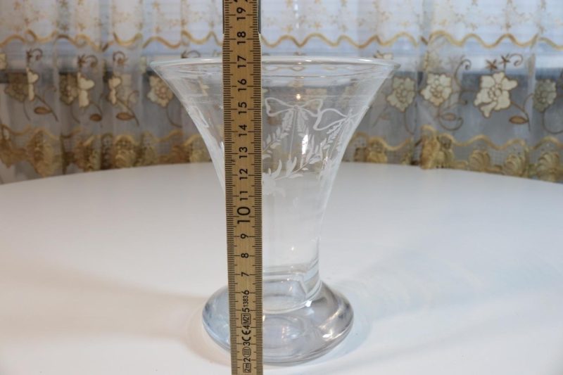 Trumpetformad vas, etsad dekor, glas