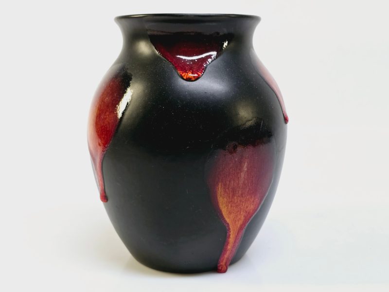Elegant vas från Poole Pottery England – En skulptural konstskatt i keramik