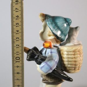 Figurin, pojke med hund, H 17cm