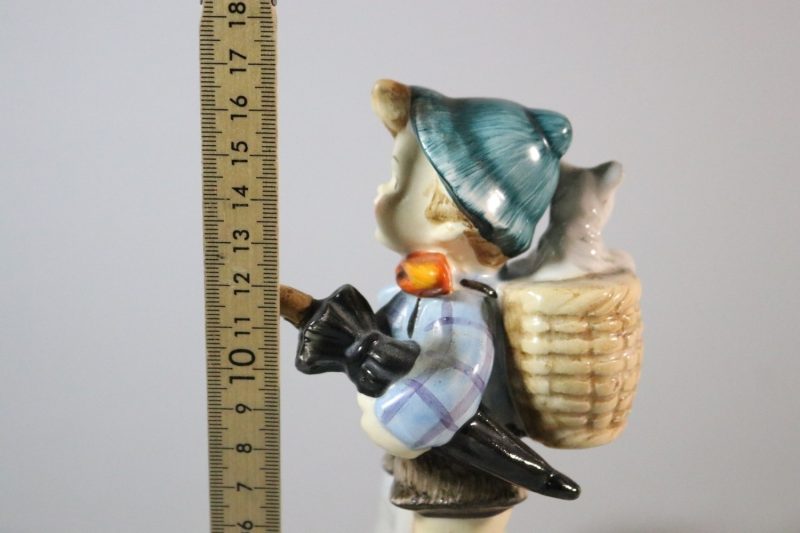 Figurin, pojke med hund, H 17cm