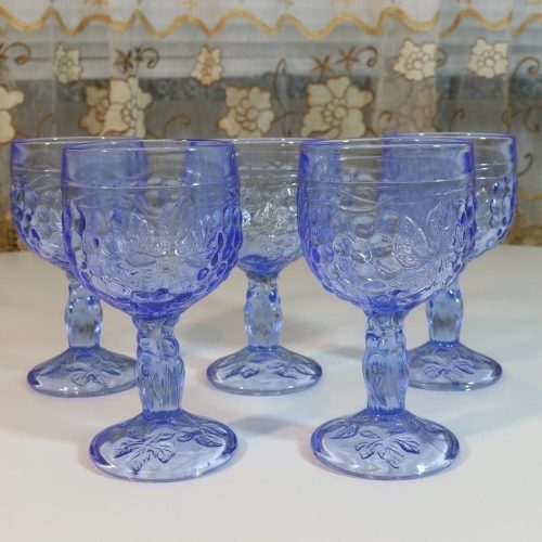 5st glas på fot, blå tonat glas med löv dekor, H=13cm D=6,5cm