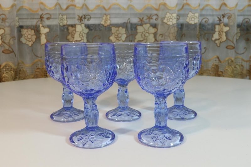 5st glas på fot, blå tonat glas med löv dekor, H=13cm D=6,5cm