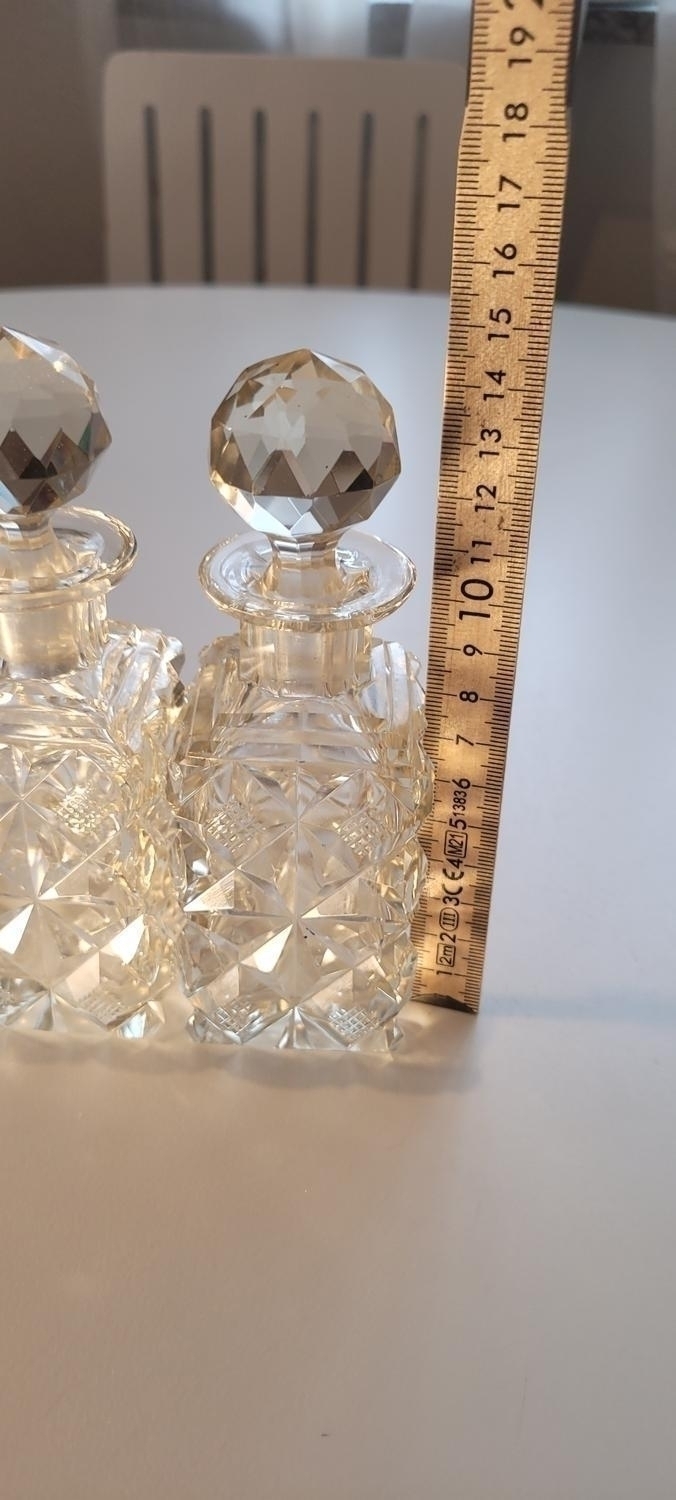 2st vintage toligen skurna karaffer i kristall