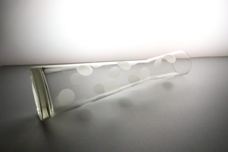 Vas i glas med etsade prickar - 37cm hög D=6,5cm