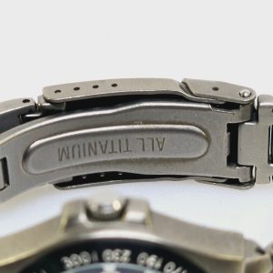 Elegant och Robust Festina-klocka i Titan – Perfekt för Aktiva och Stilmedvetna