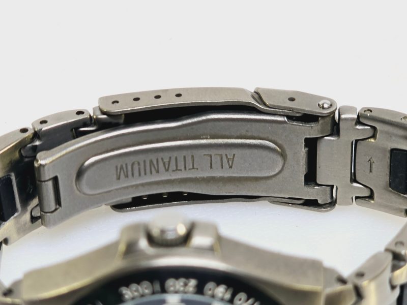 Elegant och Robust Festina-klocka i Titan – Perfekt för Aktiva och Stilmedvetna