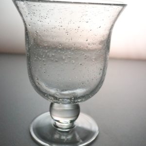 Elegant Bubbelpräglad Glas Skål på Fot, 18cm Hög - Perfekt för Heminredning elle