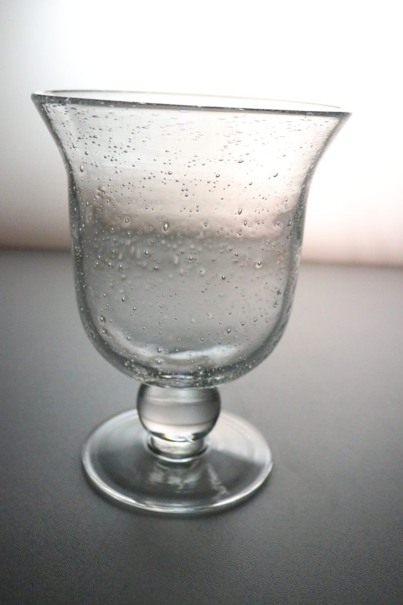 Elegant Bubbelpräglad Glas Skål på Fot, 18cm Hög - Perfekt för Heminredning elle
