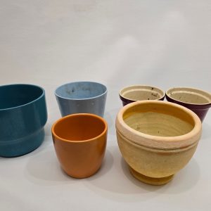 Mångsidig samling krukor