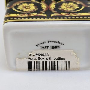 Elegant vintage parfymbox med flaskor från Past Times – unik och charmig!