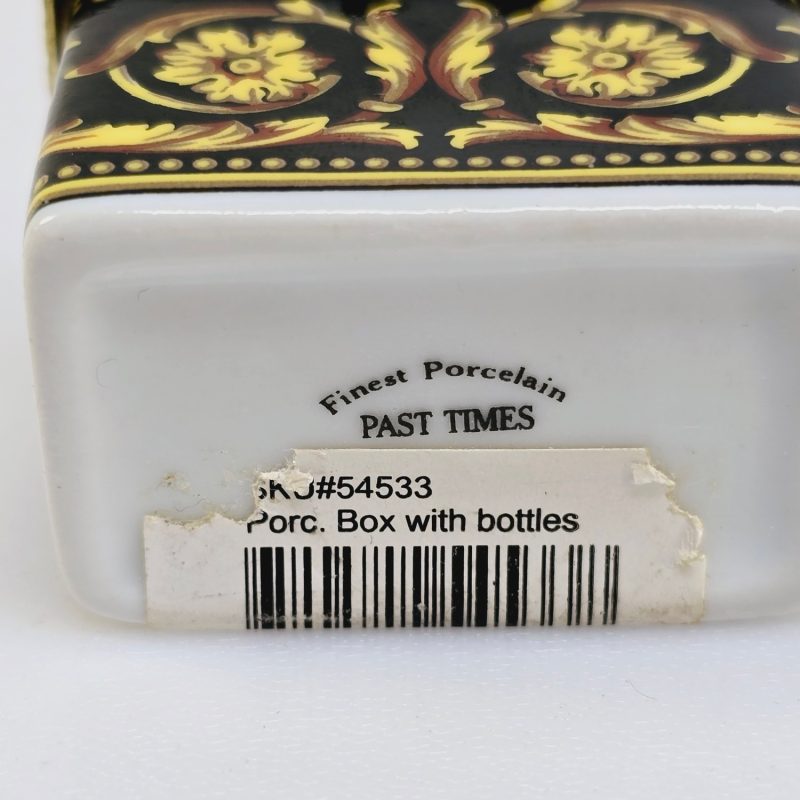 Elegant vintage parfymbox med flaskor från Past Times – unik och charmig!