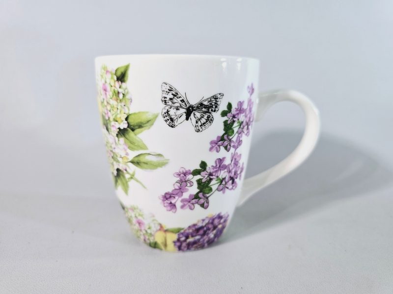 Muggar i porslin, med dekor av blommor och fjärilar - ICA