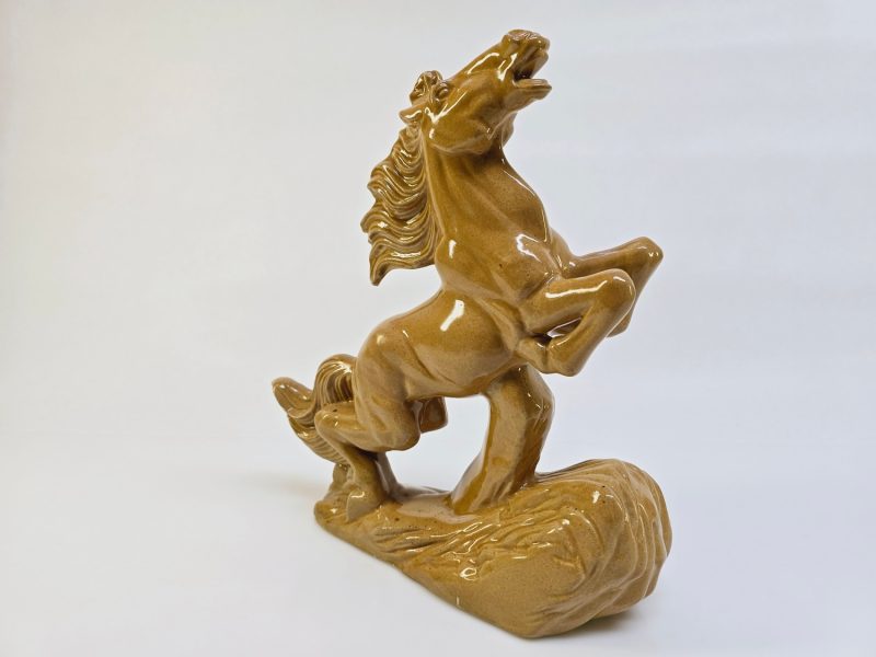 Imponerande Hästfigur i Keramik – Ståtlig och Elegant