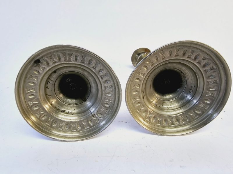 Elegant Silverfärgade Ljusstakar - Tidlös Charm för Din Inredning