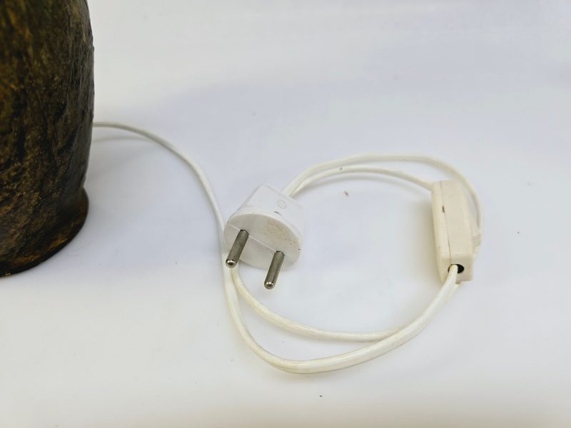 Unik bordslampa i bronsliknande design med figural relief - 25 cm