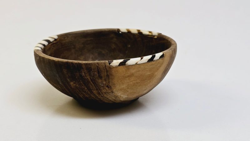 Handgjord Träskål med Dekorativa Detaljer - 10 cm i Diameter