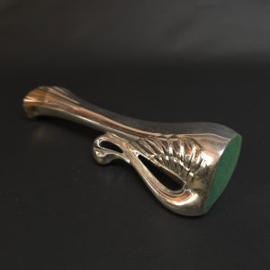 Elegant nysilvervas med svanmotiv – en tidlös inredningsdetalj