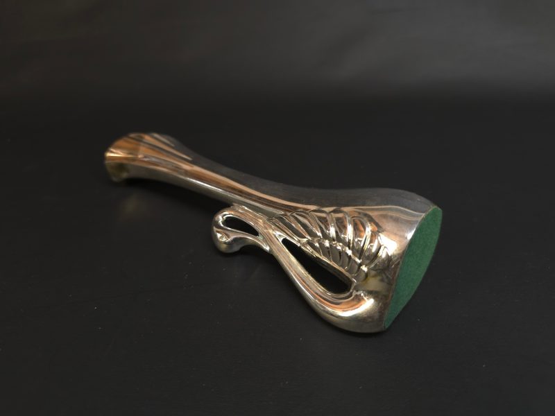 Elegant nysilvervas med svanmotiv – en tidlös inredningsdetalj