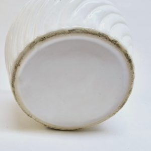 Elegant vit kruka med tidlös snirkelmönster - D14 cm
