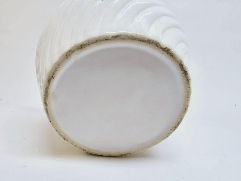 Elegant vit kruka med tidlös snirkelmönster - D14 cm
