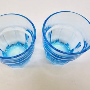 Stilrena blå glas från Duralex – Perfekta för sommarens dukning!
